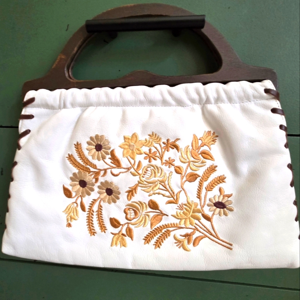 Embroidered White and Brown Handbag Wooden Handle Retro Vintage Style